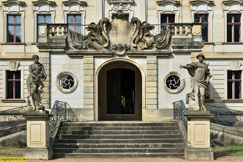 Schloss Altdöbern erbaut 1717 im barocken Stil für Generalmajor Alexander Dietrich von Eickstedt. Umbau fuer Carl Heinrich von Heineken 1749-1752. Umbau 1880 bis 1905 für Heinrich Graf von Witzleben-Alt-Doebern. 1917-1938 Eugen Laib Garbáty