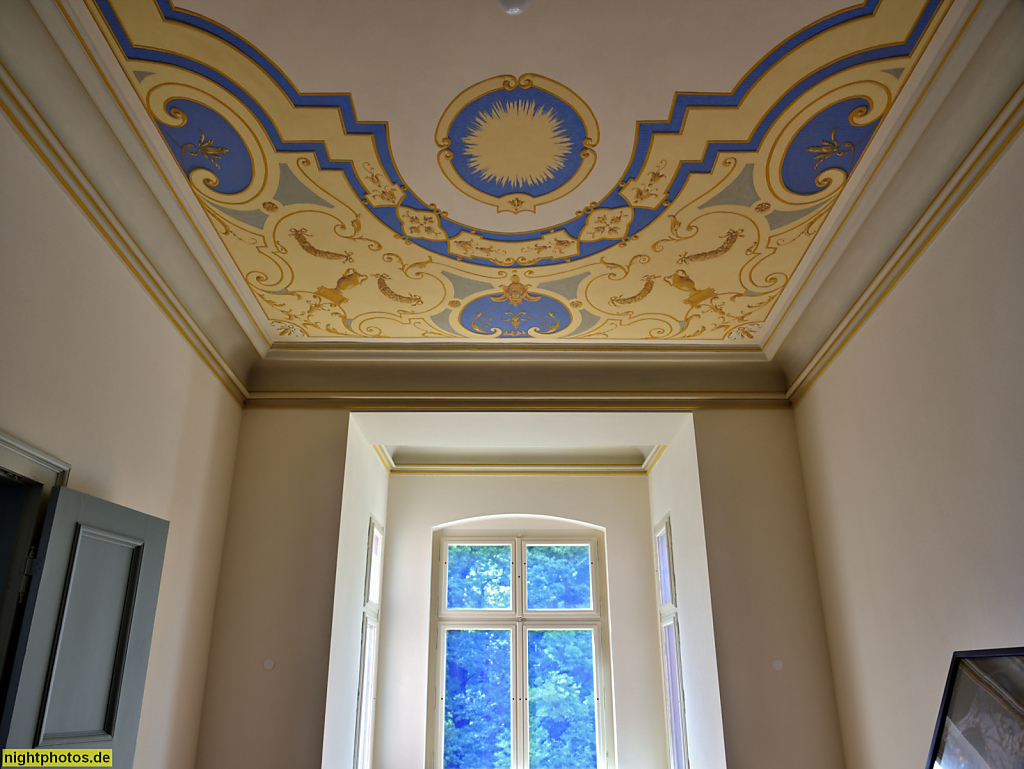 Schloss Altdöbern erbaut 1717 im barocken Stil für Generalmajor Alexander Dietrich von Eickstedt. Umbau fuer Carl Heinrich von Heineken 1749-1752. Umbau 1880 bis 1905 für Heinrich Graf von Witzleben-Alt-Doebern. 1917-1938 Eugen Laib Garbáty. Deckenmalerei