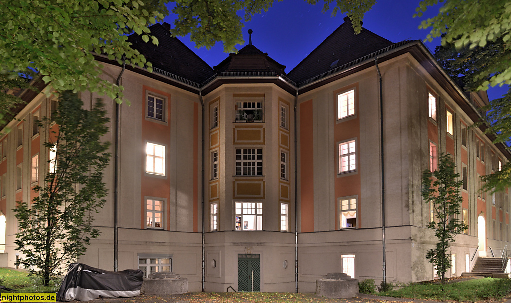 Berlin Dahlem. Wohnanlage. Erbaut 1922-1923 von der Hochbauabteilung des Preussischen Finanzministeriums unter Regierungsbaumeister Heinz Tietze als Beamtenwohnungen. Milowstrasse 2