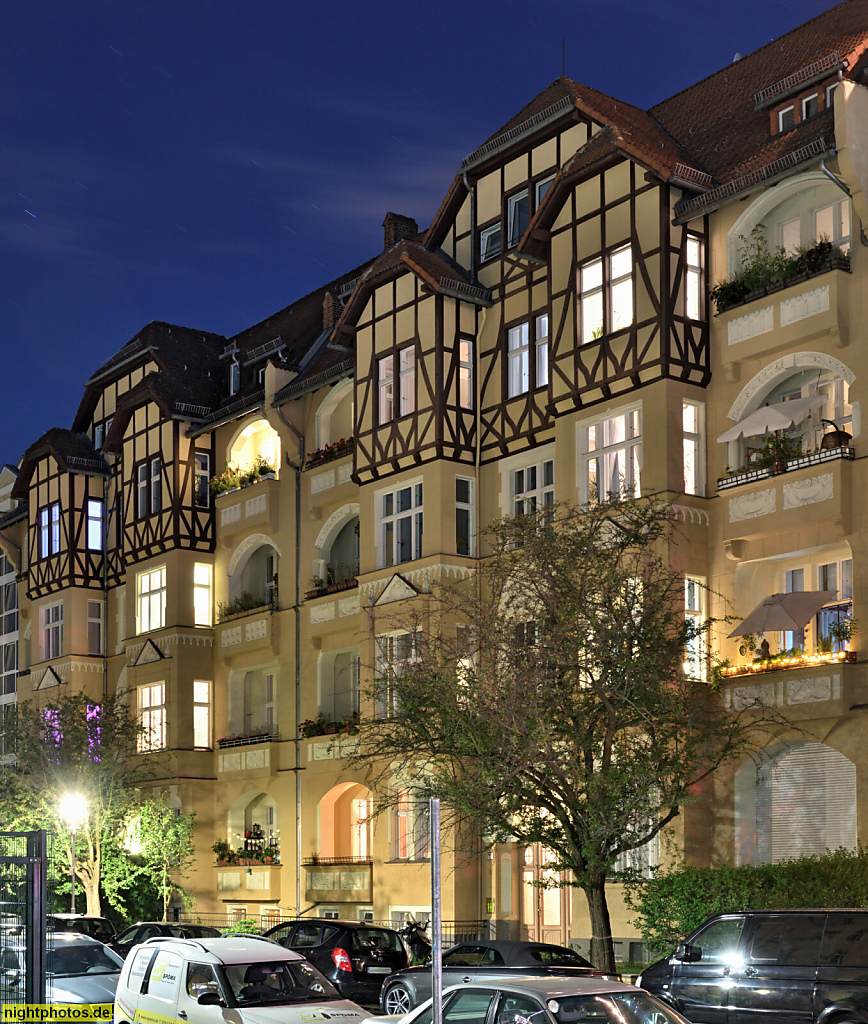 Berlin Steglitz. Mietshaus mit Fachwerk im Obergeschoss und Dachgeschoss. Sedanstrasse 3-4 erbaut 1904-1905 von Klitscher und Afdring