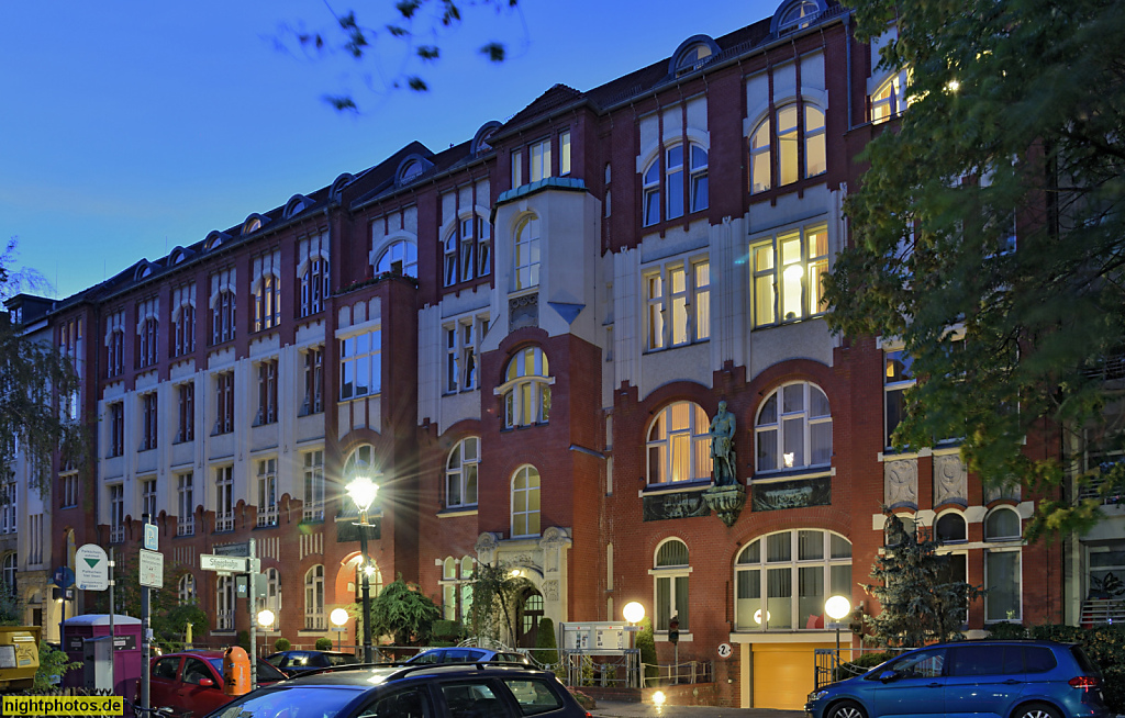 Berlin Friedenau. Seniorenheim Katharinenhof. Erbaut 1904-1905 von Peter Vogler als Fabrikgebäude für Bauklempnerei Paul Thom. Bennigsenstrasse 23-24