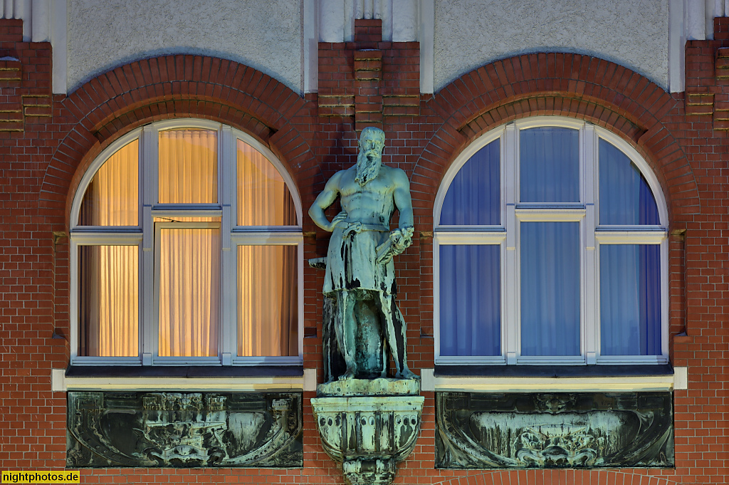 Berlin Friedenau. Seniorenheim Katharinenhof. Erbaut 1904-1905 von Peter Vogler als Fabrikgebäude für Bauklempnerei Paul Thom. Bronzefigur Schmied auf Konsole. Bennigsenstrasse 23-24