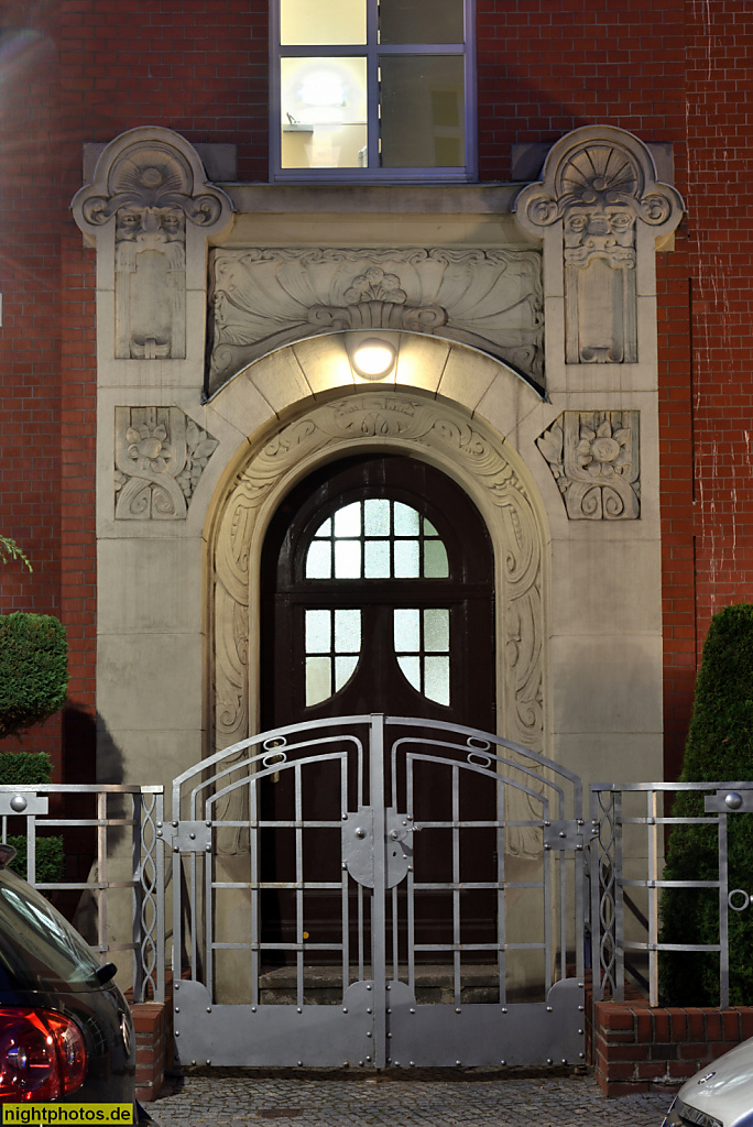 Berlin Friedenau. Seniorenheim Katharinenhof. Erbaut 1904-1905 von Peter Vogler als Fabrikgebäude für Bauklempnerei Paul Thom. Rundbogenportal. Bennigsenstrasse 23-24