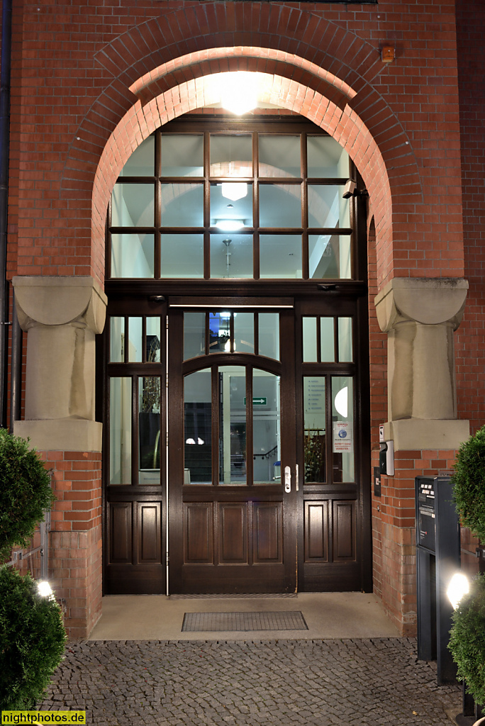 Berlin Friedenau. Seniorenheim Katharinenhof. Erbaut 1904-1905 von Peter Vogler als Fabrikgebäude für Bauklempnerei Paul Thom. Rundbogenportal. Bennigsenstrasse 23-24