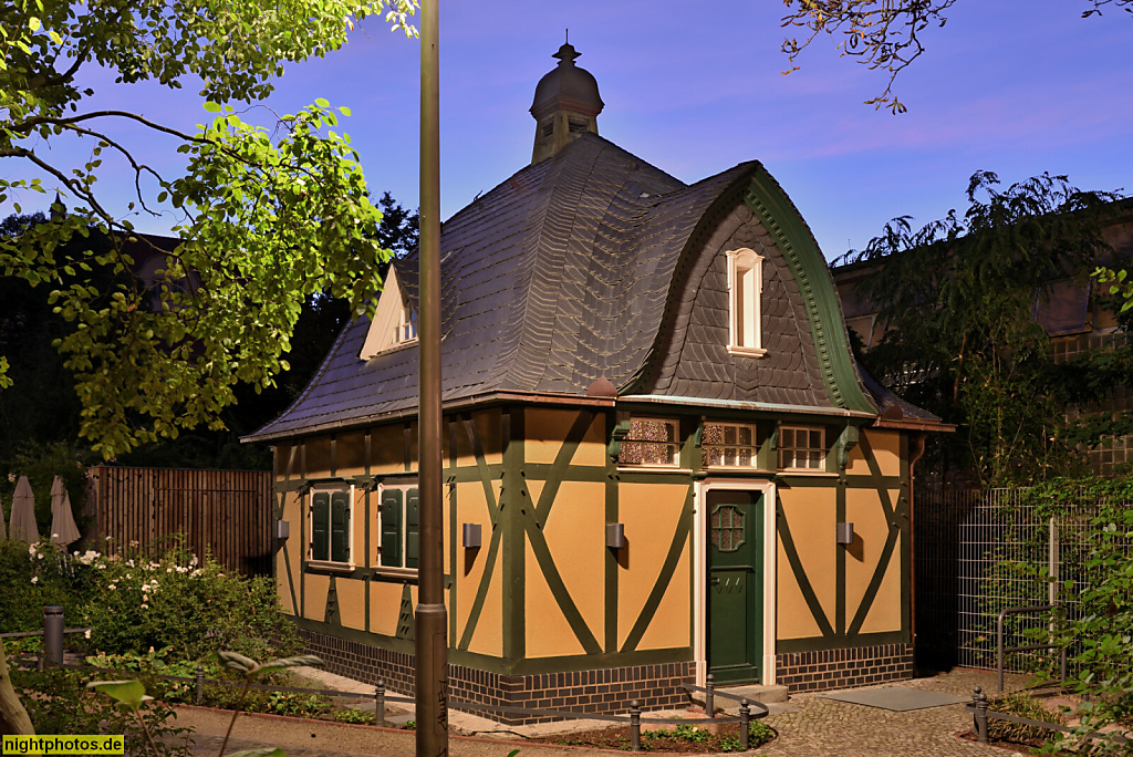 Berlin Friedenau. Kiosk. Erbaut 1909 von Hans Altmann als Bedürfnisanstalt. Fachwerkpavillon mit geschwungenem Bohlenbinderdach. Perelsplatz