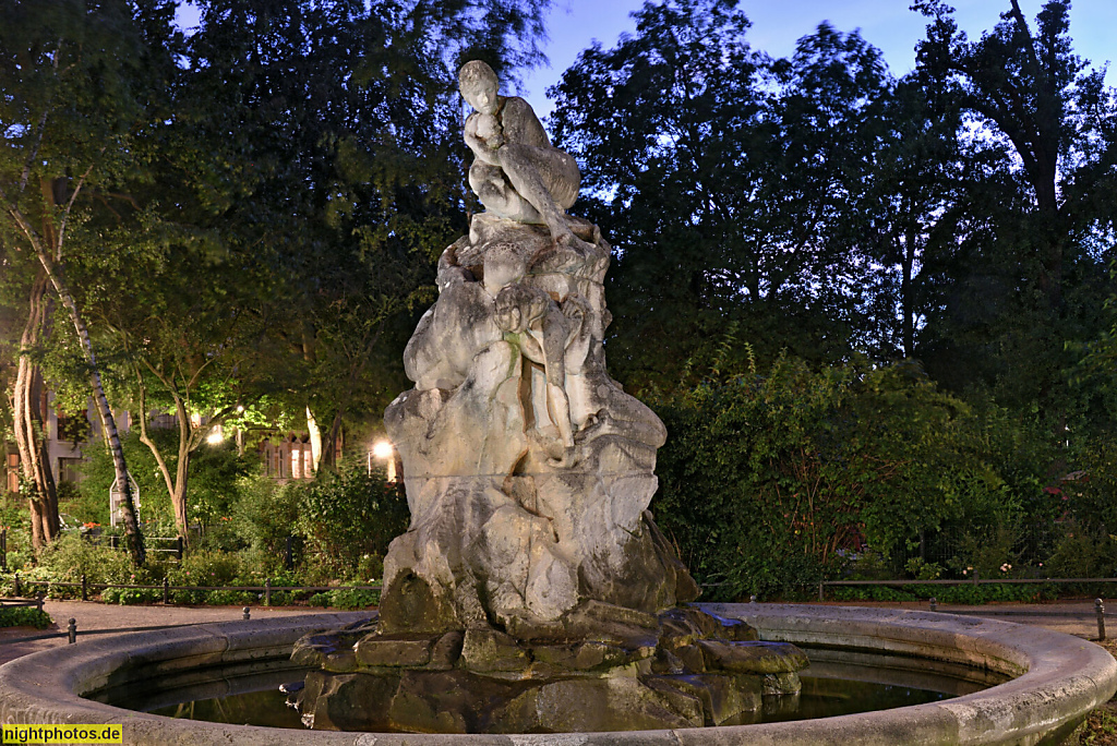 Berlin Friedenau. Sintflutbrunnen. Erschaffen 1895-1896 aus Kalkstein von Paul Aichele. Gestiftet 1909 von Bankier und Unternehmer Georg Haberland. Aufgestellt 1931 auf dem Perelsplatz