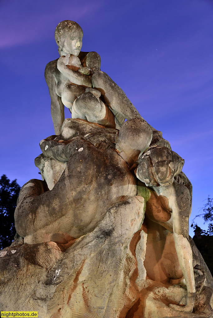 Berlin Friedenau. Sintflutbrunnen. Erschaffen 1895-1896 aus Kalkstein von Paul Aichele. Gestiftet 1909 von Bankier und Unternehmer Georg Haberland. Aufgestellt 1931 auf dem Perelsplatz