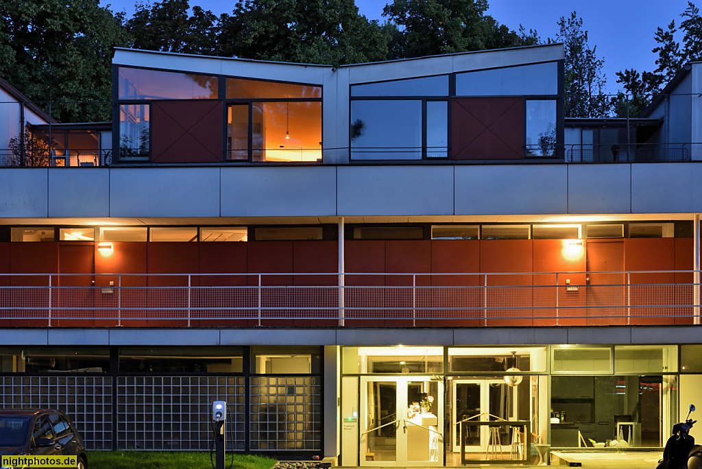 Berlin Mitte Hansaviertel. Eternit-Haus. Wohnanlage erbaut 1957 von Paul Baumgarten zur Interbau. Stahlbetonbau mit Eternit-Fassade. Altonaer Strasse 1