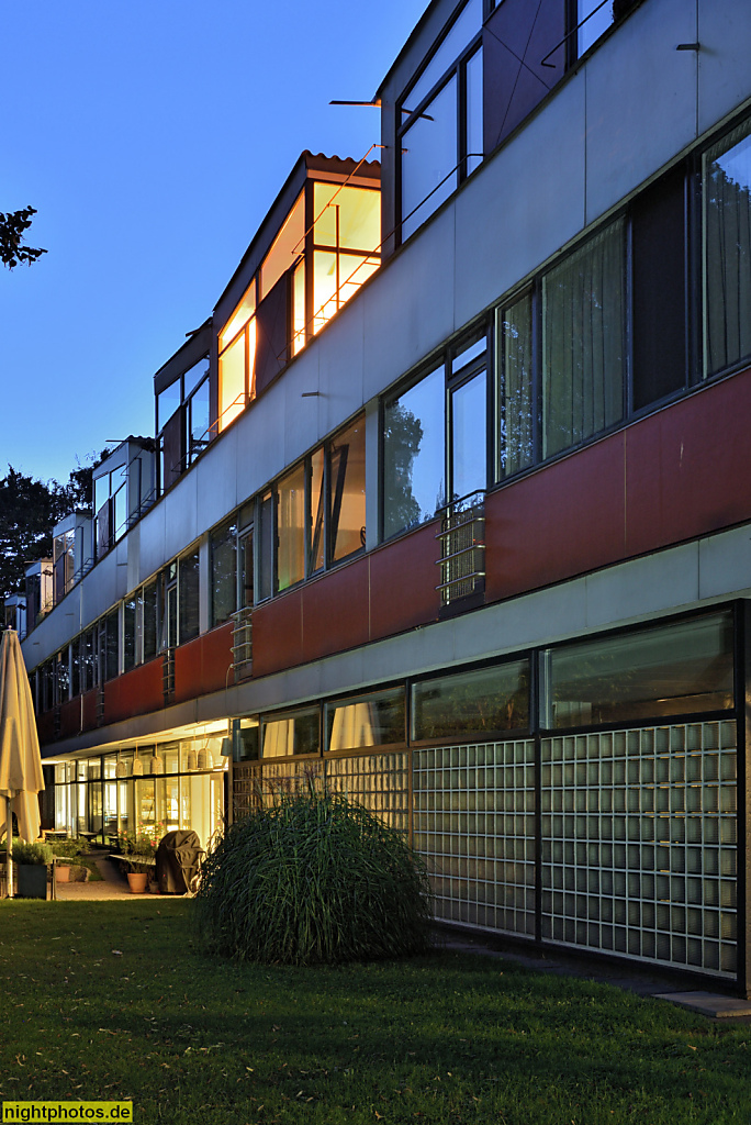 Berlin Mitte Hansaviertel. Eternit-Haus. Wohnanlage erbaut 1957 von Paul Baumgarten zur Interbau. Stahlbetonbau mit Eternit-Fassade. Altonaer Strasse 1