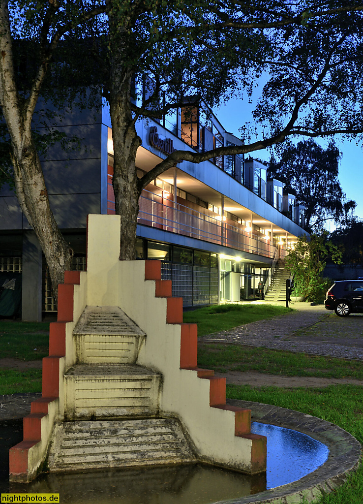 Berlin Mitte Hansaviertel. Brunnen 'Wassertreppe' erschaffen 1997 von Holger Uhrig aus Beton. Neben dem Eternithaus. Altonaer Strasse 1