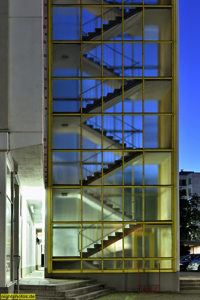 Berlin Mitte Hansaviertel. Wohnhochhaus 'Schwedenhaus' erbaut 1956-1957 von Fritz Jaenecke und Sten Samuelson zur Interbau 1957. Treppenhaus. Altonaer Straße 3