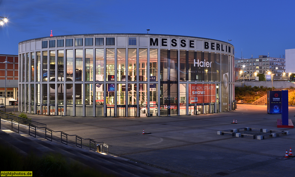 Berlin Westend. Messe Berlin. Eingang Messe Süd. Erbaut 2003 von Oswald Mathias Ungers an der Jaffestrasse