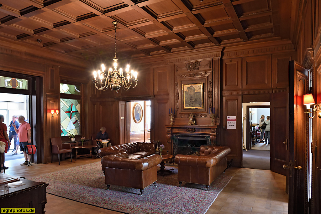 Berlin Dahlem Haus Heydenreich. Ordenshaus der Großen Landesloge der Freimaurer von Deutschland. Erbaut 1914-1916 von Ernst Paulus und Olaf Lilloe für Textilhändler Adolf Heydenreich. Peter-Lenné-Strasse 1. Saniert und erweitert von Martin Weisser