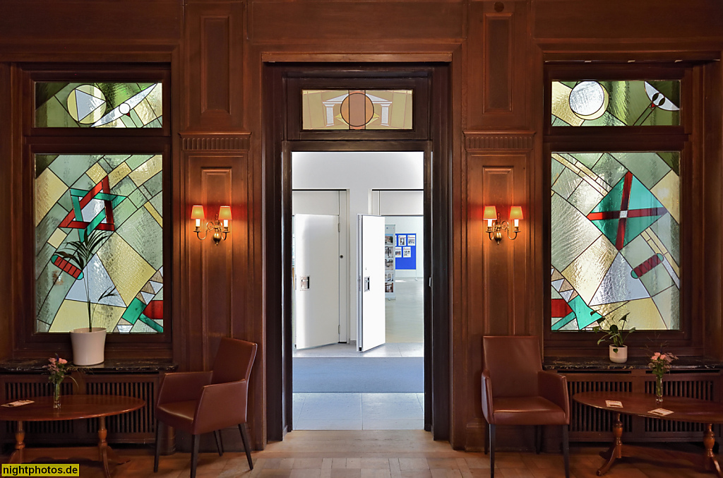 Berlin Dahlem Haus Heydenreich. Ordenshaus der Großen Landesloge der Freimaurer von Deutschland. Erbaut 1914-1916 von Ernst Paulus und Olaf Lilloe für Textilhändler Adolf Heydenreich. Peter-Lenné-Strasse 1. Saniert und erweitert von Martin Weisser