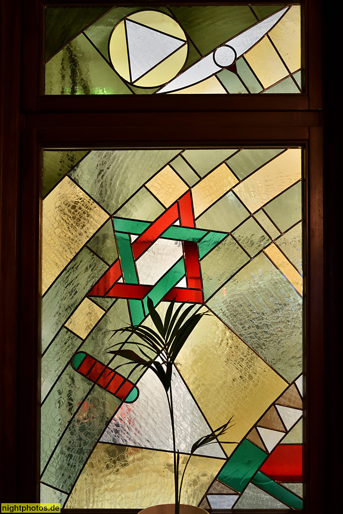 Berlin Dahlem Haus Heydenreich. Ordenshaus der Großen Landesloge der Freimaurer von Deutschland. Erbaut 1914-1916 von Ernst Paulus und Olaf Lilloe für Textilhändler Adolf Heydenreich. Peter-Lenné-Strasse 1. Saniert und erweitert von Martin Weisser