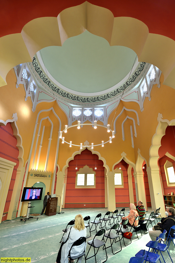Berlin Wilmersdorf Ahmadyya Moschee erbaut 1924-1928 von Karl Alfred Hermann. Gebetsraum. Innenraum saniert 2020-2021 von Architekten D4