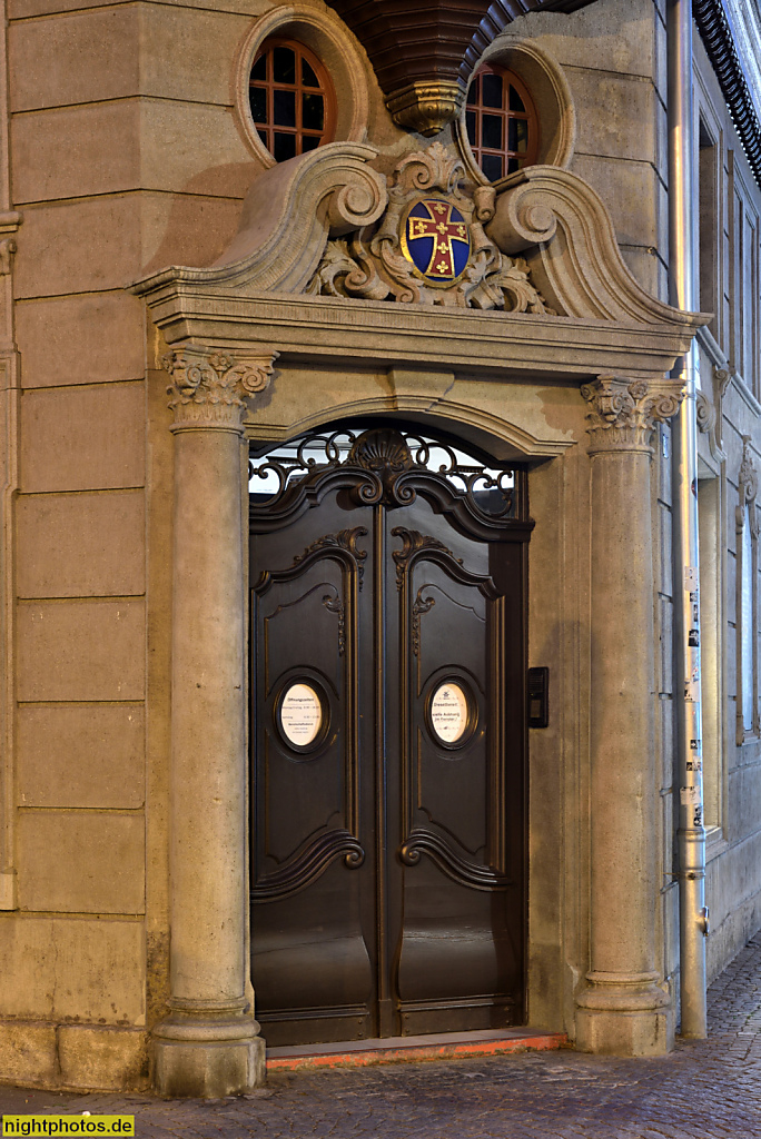 Eisenach. Stadt-Apotheke. Erbaut 1766 als Gasthof 'Zum halben Mond'. Apotheke gegründet 1800 von Wilhelm Dammann. Restauriert 1992. Portal. Karlstrasse 52