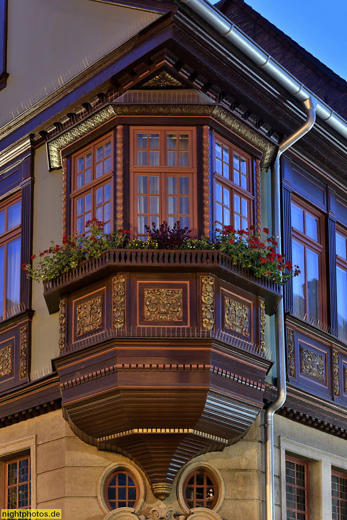 Eisenach. Stadt-Apotheke. Erbaut 1766 als Gasthof 'Zum halben Mond'. Apotheke gegründet 1800 von Wilhelm Dammann. Restauriert 1992. Eckerker. Karlstrasse 52