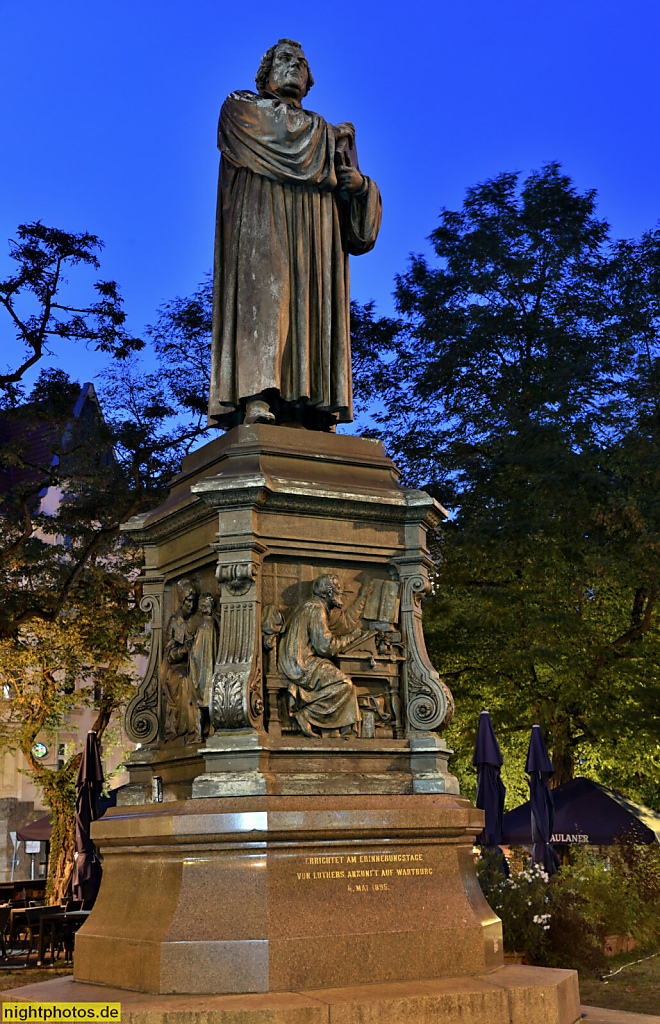 Eisenach. Karlsplatz mit Lutherdenkmal erschaffen 1895 von Bildhauer Adolf von Donndorf aus Bronze auf Steinsockel