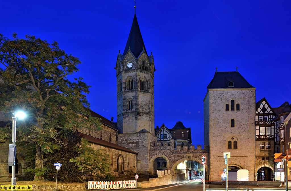 Eisenach. Nikolaikirche erbaut um 1180 als romanische Kaufmannskirche. Pfeiler-Säulen-Basilika. Stadtmauerturm Nikolaitor erbaut 1170