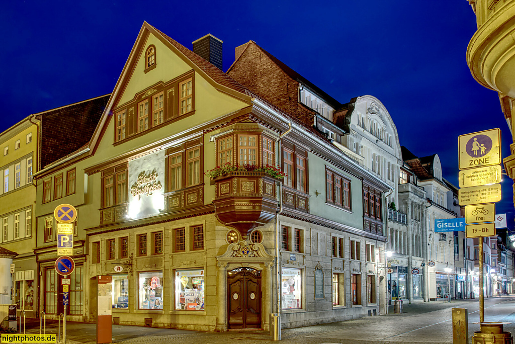 Eisenach. Stadt-Apotheke. Erbaut 1766 als Gasthof 'Zum halben Mond'. Apotheke gegruendet 1800 von Wilhelm Dammann. Restauriert 1992. Portal. Karlstrasse 52