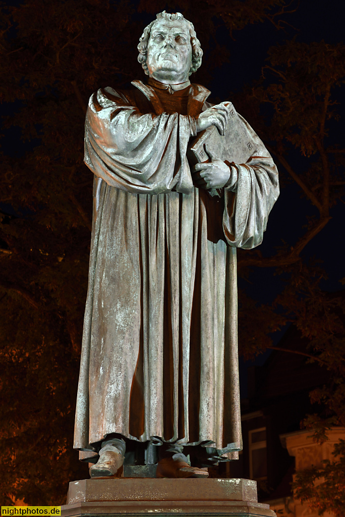 Eisenach. Karlsplatz mit Denkmal für Martin Luther erschaffen 1895 von Bildhauer Adolf von Donndorf aus Bronze auf Steinsockel