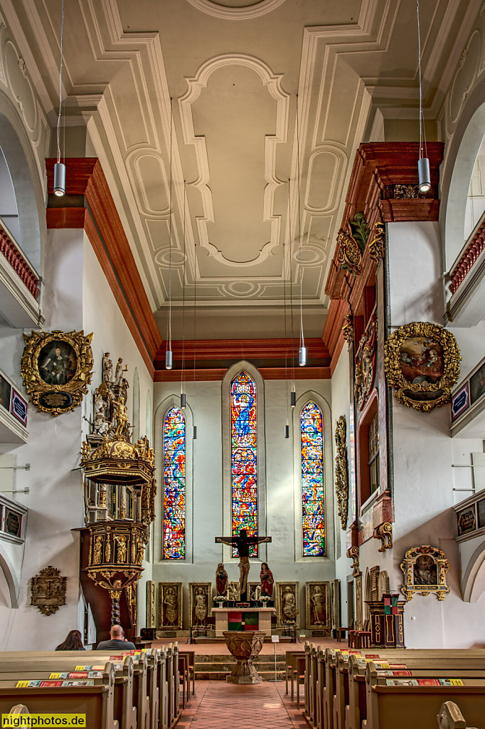 Eisenach. Georgenkirche. Evangelische Stadtpfarrkirche erbaut ab 1515 als gotische Hallenkirche. Barocke Innenausstattung. Altar Taufbecken Kanzel. Chorfenster gestaltet 1947 von Prof. Heine aus Erfurt ausgeführt von Glasmalerei Ernst Kraus