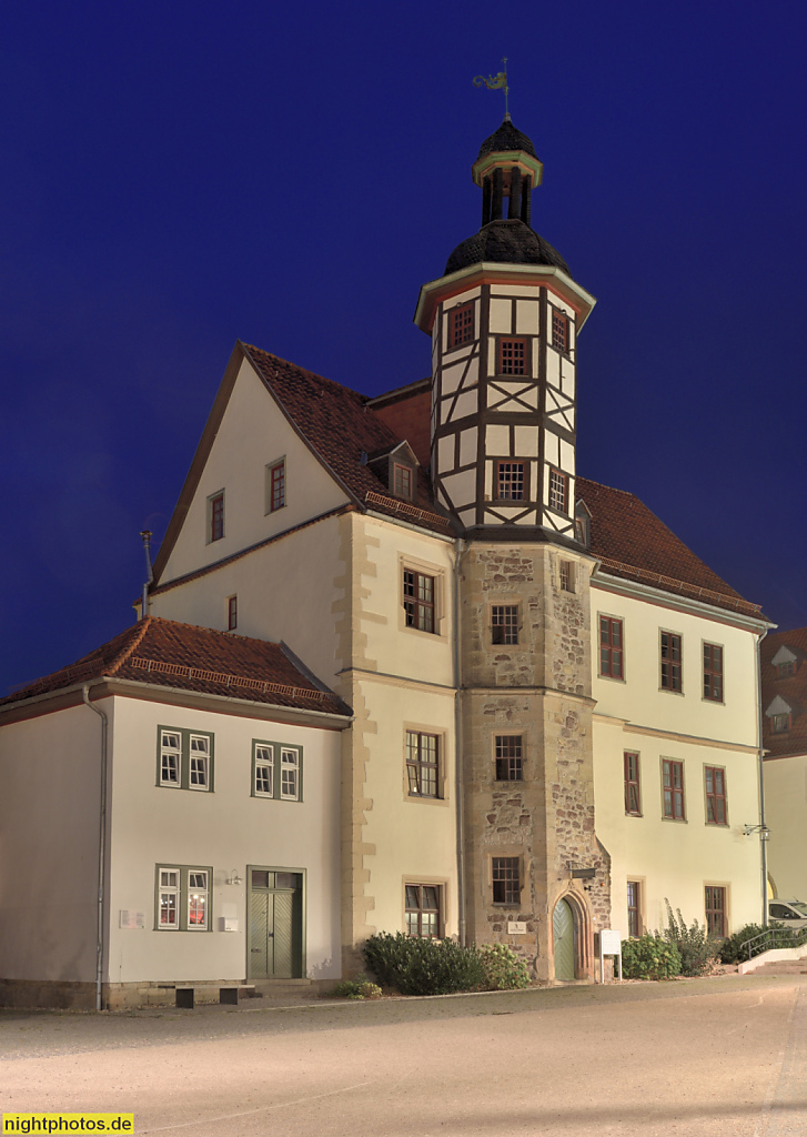 Eisenach. Alte Residenz erbaut um 1500. Werksteinturm mit Fachwerkaufsatz. Eckquaderung einseitig. Markt 9a 9b
