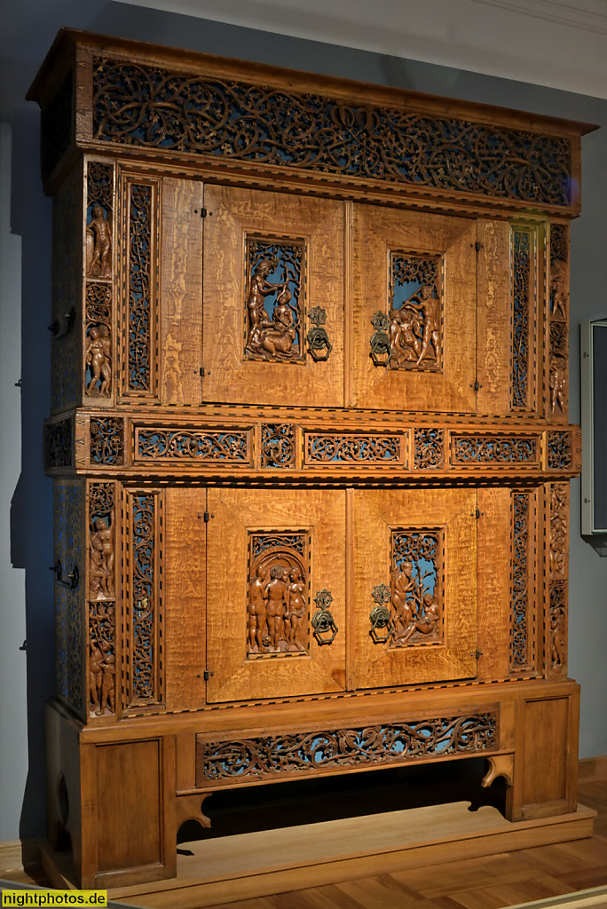 Eisenach. Wartburg. Erbaut 1067 v Ludwig dem Springer. Wiederaufbau 1853-1859 durch Hugo von Ritgen für Großherzog Carl Alexander von Sachsen-Weimar-Eisenach. Grossherzoglicher Wohnraum. Mobiliar. Dürerschrank erschaffen 1510-1520 aus Linde Kirsche slowen