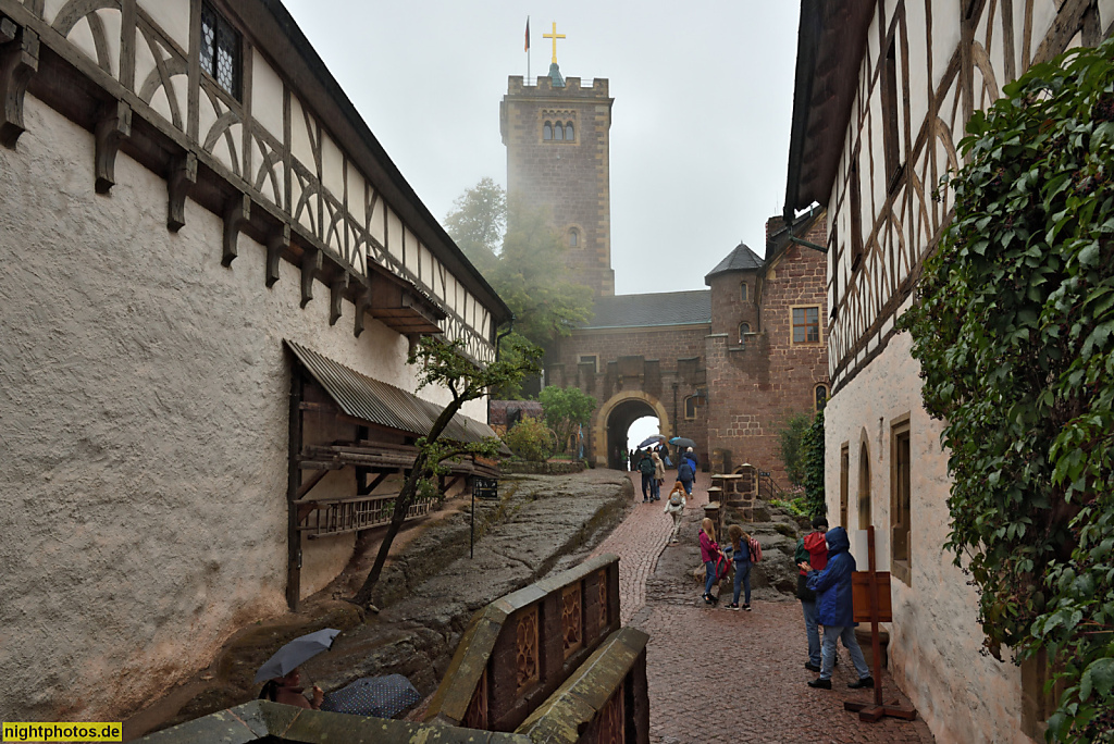 Eisenach. Wartburg. Erbaut 1067 v Ludwig dem Springer. Wiederaufbau 1853-1859 durch Hugo von Ritgen für Großherzog Carl Alexander von Sachsen-Weimar-Eisenach. Erster Burghof mit Dirnitz inneres Torhaus und Bergfried