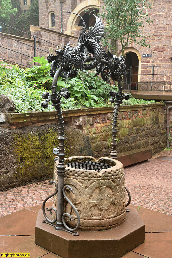 Eisenach. Wartburg. Erbaut 1067 v Ludwig dem Springer. Wiederaufbau 1853-1859 durch Hugo von Ritgen für Großherzog Carl Alexander von Sachsen-Weimar-Eisenach. Brunnen im ersten Burghof