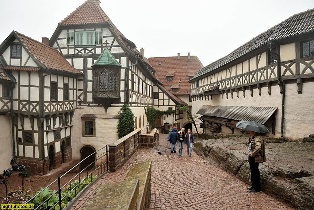 Eisenach. Wartburg. Erbaut 1067 v Ludwig dem Springer. Wiederaufbau 1853-1859 durch Hugo von Ritgen für Großherzog Carl Alexander von Sachsen-Weimar-Eisenach. Erster Burghof mit Vogtei und Elisabethengang