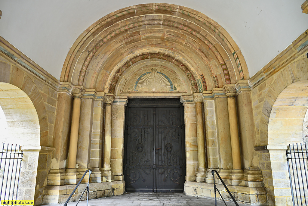 Eisenach. Nikolaikirche erbaut um 1180 als romanische Kaufmannskirche. Pfeiler-Säulen-Basilika. Romanisches mehrbogiges Portal