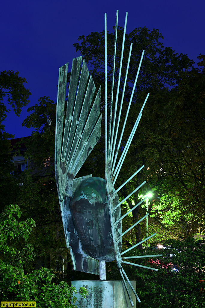 Berlin Wilmersdorf. 'Phönix' Abstrakte Plastik von Bernhard Wilhelm Blank aus Bronze erschaffen 1968. Restauriert 1993. Bundesplatz