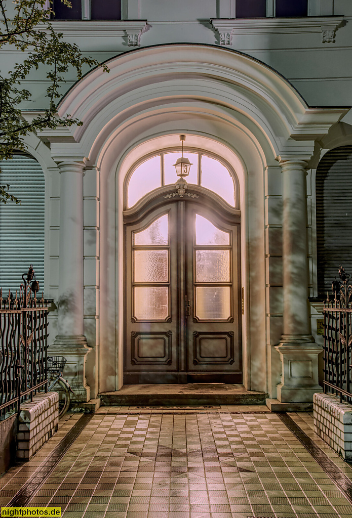 Berlin Wilmersdorf. Jugendstil Tür mit Säulenportikus am Bundesplatz 3