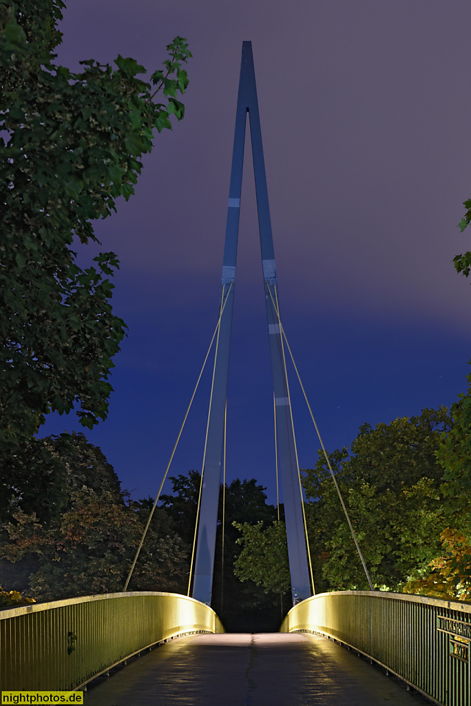 Berlin Wilmersdorf. Volksparksteg. Fussgängerbrücke über die Bundesallee erbaut 1971 als Schrägseilbrücke im Volkspark Wilmersdorf