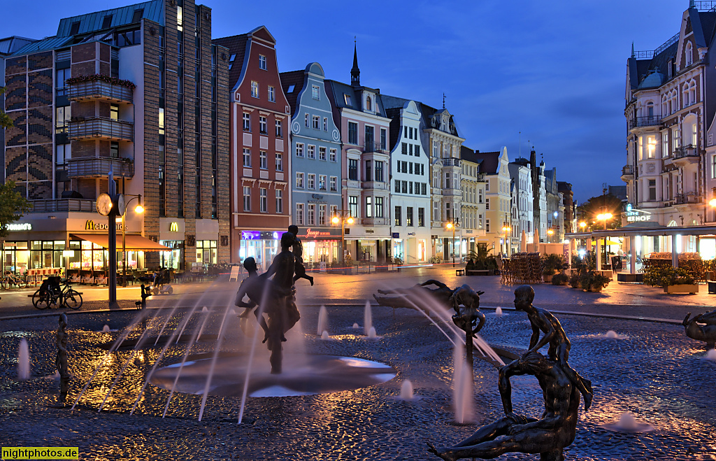 Rostock. Blick vom Universitätsplatz mit 'Brunnen der Lebensfreude' von Reinhard Dietrich und Jo Jastram erschaffen1980 in die Kröpeliner Strasse mit Giebelhäusern. Fussgängerzone seit 1968