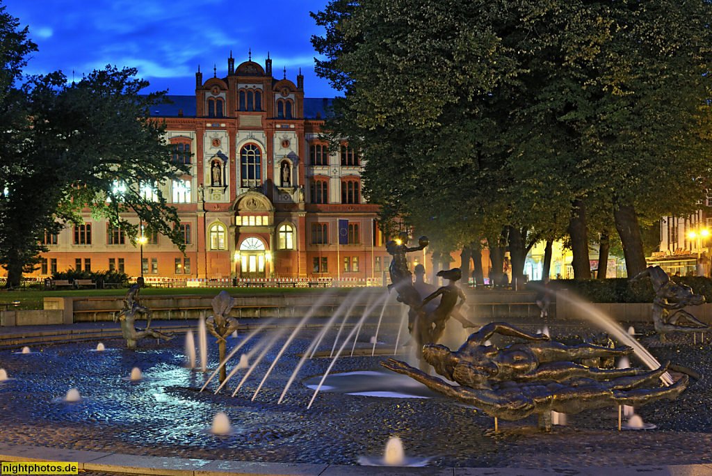 Rostock. 'Brunnen der Lebensfreude' von Reinhard Dietrich und Jo Jastram erschaffen1980 vor Hauptgebäude der Universität erbaut 1867-1870 von Hermann Willebrand in Neorenaissance