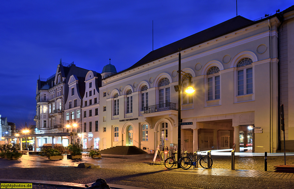 Rostock. Touristeninformation mit Barocksaal. Erbaut 1747-1751 von Hofbaumeister Jean Laurent Legeay als Herzogliches Hoftheater 'Komödienhaus'. Bauherr Herzog Christian Ludwig. Restauriert 1963-1968. Technisch saniert 2007-2010. Universitätsplatz 6