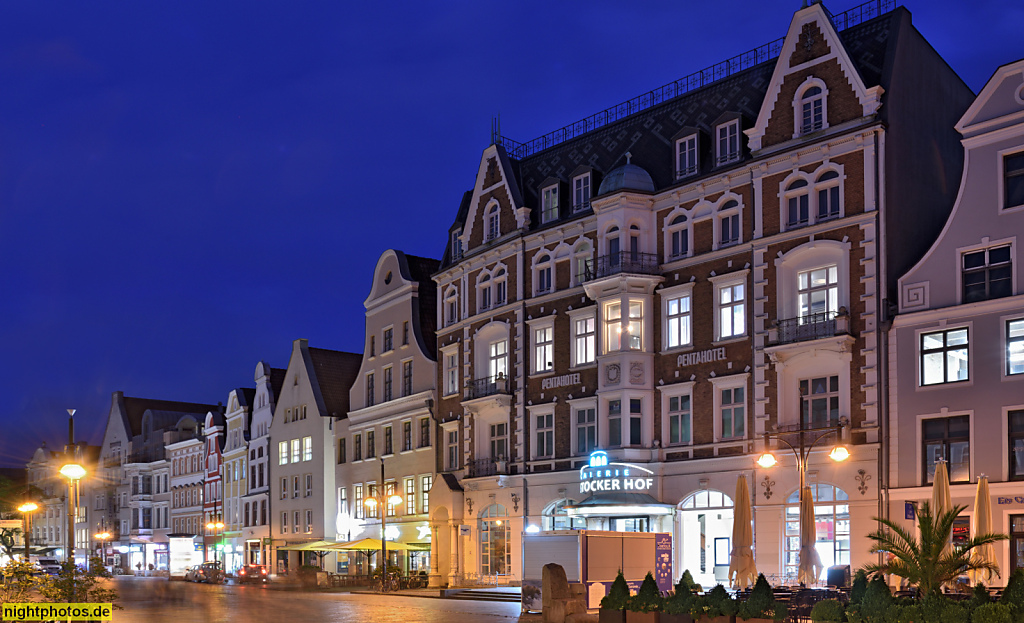 Rostock. Giebelhäuser und Einkaufszentrum 'Rostocker Hof' erbaut 1888 als Hotel an der Fussgängerzone Kröpeliner Strasse 26. Umbau zum Einkaufszentrum 1990