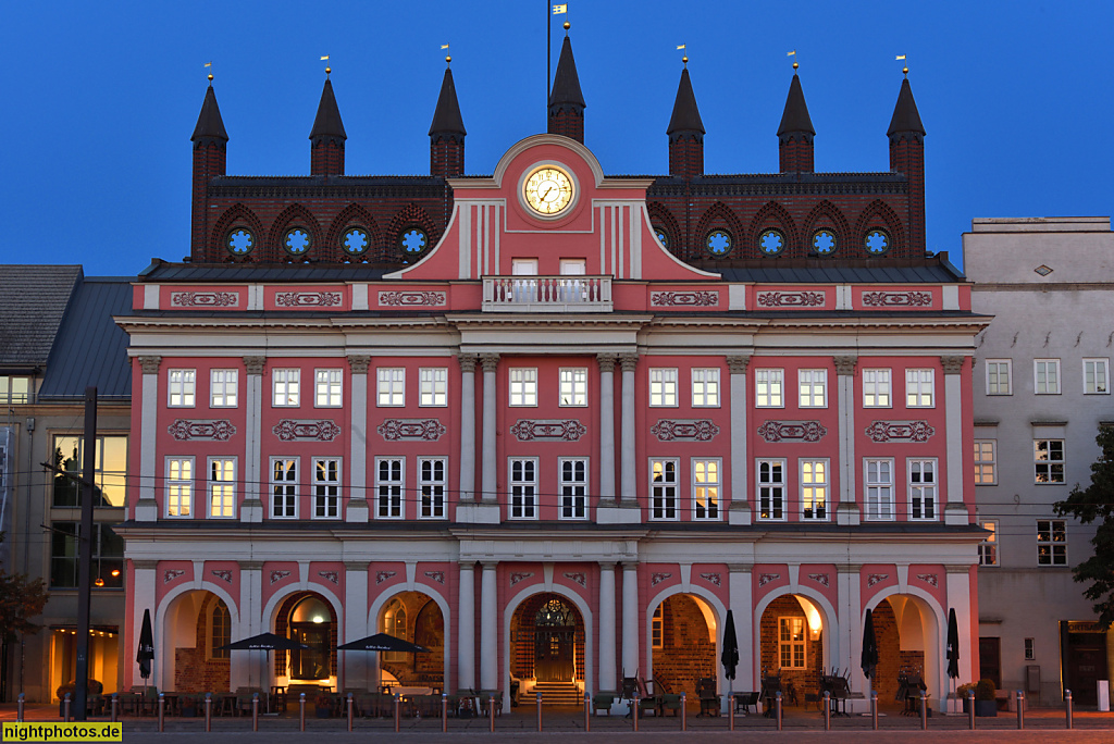 Rostock. Rathaus. Neuer Markt. Erstbau 1265. Gotischer Bau mit Barockem Vorbau von 1726. Arkadengang