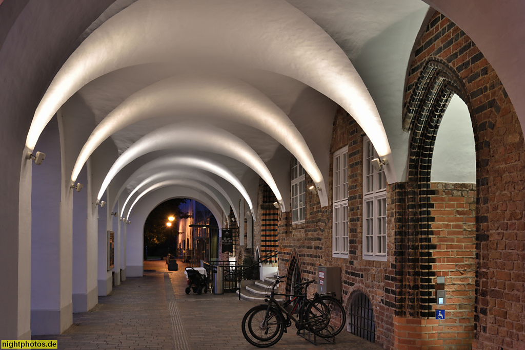 Rostock. Rathaus. Neuer Markt. Erstbau 1265. Gotischer Bau mit Barockem Vorbau von 1726. Arkadengang