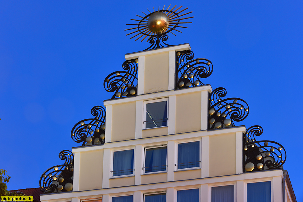 Rostock. Moderner Giebelschmuck am Stufengiebel Steinstrasse 9 Nordseite