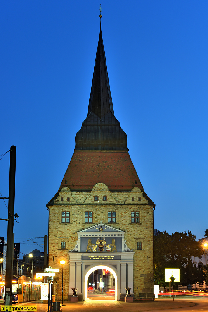 Rostock. Steintor erbaut 1574-1577 von Baumeister Antonius Wahrholt und Bildhauer Hans Borgloh in Renaissance Stil als Teil der Stadtbefestigung. Wiederaufbau 1950-1956 von Baumeister Grützmacher. Stadtseite