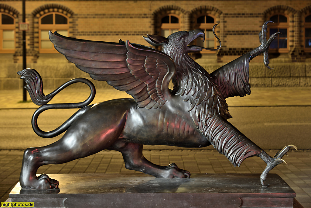 Rostock. Bronzeskulptur Greif des Bildhauers Ene Slawow erschaffen 2016 auf der Stadtseite des Steintor