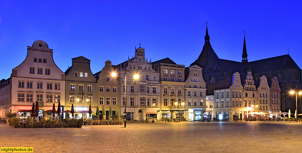 Rostock. Neuer Markt Randbebauung westlich. Giebelhäuser. Dazwischen Rats-Apotheke Neuer Markt 13 seit 1542 mit Umbauten