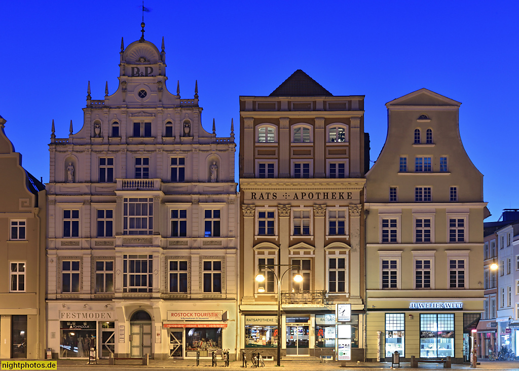 Rostock. Neuer Markt Randbebauung westlich. Giebelhäuser. Nr 12 in Neorenaissance und Neobarock. Nr. 13 Rats-Apotheke seit 1542. Nr. 14 Wohn- und Geschäftshaus