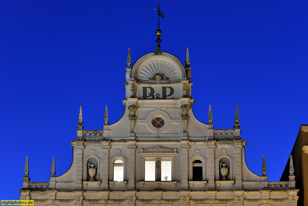 Rostock. Neuer Markt Randbebauung westlich. Haus Nr. 12 in Neorenaissance und Neobarock. Detail Fassadenschmuck. Konchen Lisenen Fialen Fenstergiebel Hermen Konsolen Muschelstuck Windfahne