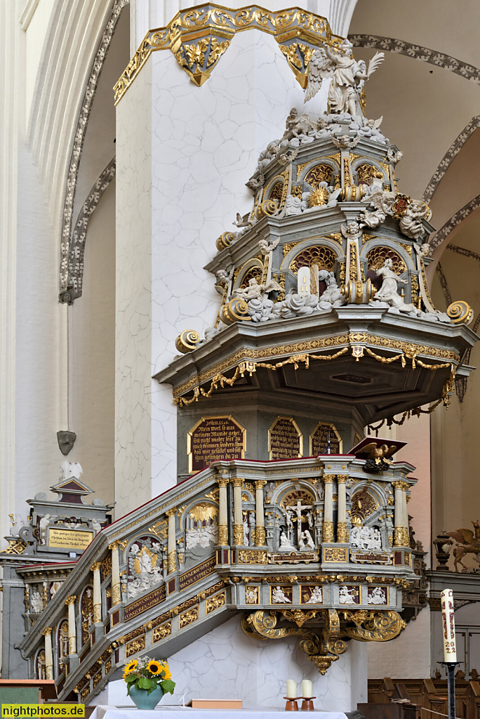 Rostock Evangelische Marienkirche erbaut ab 1290-1454. Dreischiffige Basilika. Kanzel erschaffen 1574 von Bildhauer Rudolf Stockmann in Renaissance. Schalldeckel erschaffen 1723 von Tischler Friedrich Möller und Bildhauer Dittrich Hartig