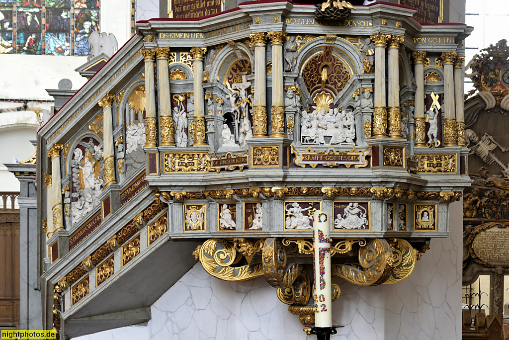 Rostock Evangelische Marienkirche erbaut ab 1290-1454. Dreischiffige Basilika. Kanzel erschaffen 1574 von Bildhauer Rudolf Stockmann in Renaissance